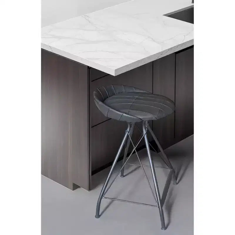 24 tabourets de bar pivotants gris en cuir et fer, à dossier bas, hauteur comptoir