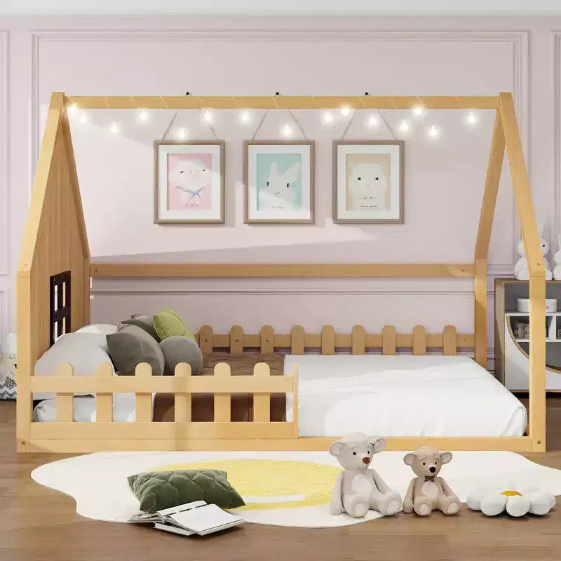 Lit cabane en bois de taille standard avec fenêtre et clôture