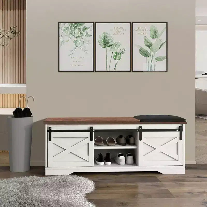 Banc à chaussures blanc avec portes coulissantes et coussin, banc de rangement de style ferme pour entrée avec compartiment caché et étagères réglables