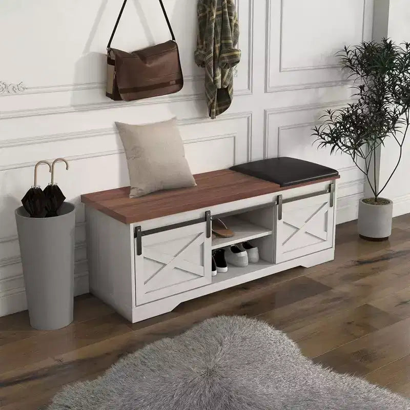 Banc à chaussures blanc avec portes coulissantes et coussin, banc de rangement de style ferme pour entrée avec compartiment caché et étagères réglables