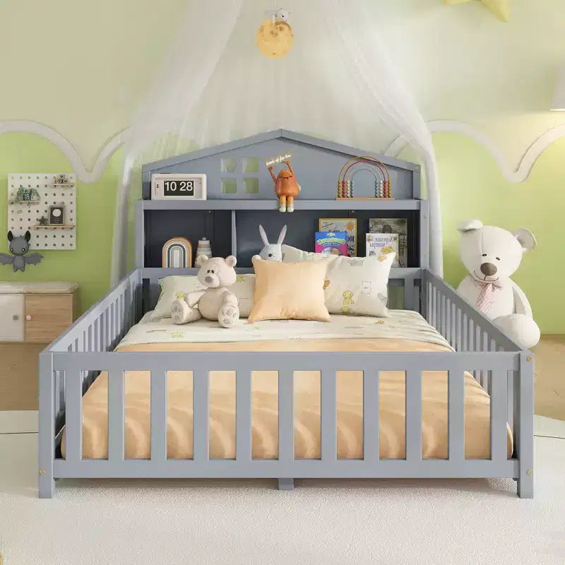 Lit Montessori complet au sol avec bibliothèque et tableau noir, plateforme de lit en bois massif avec barrières de sécurité et tête de lit de rangement pour enfants et adolescents