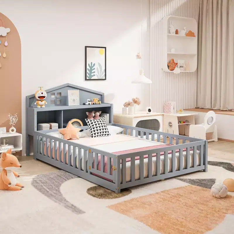 Lit Montessori complet au sol avec bibliothèque et tableau noir, plateforme de lit en bois massif avec barrières de sécurité et tête de lit de rangement pour enfants et adolescents