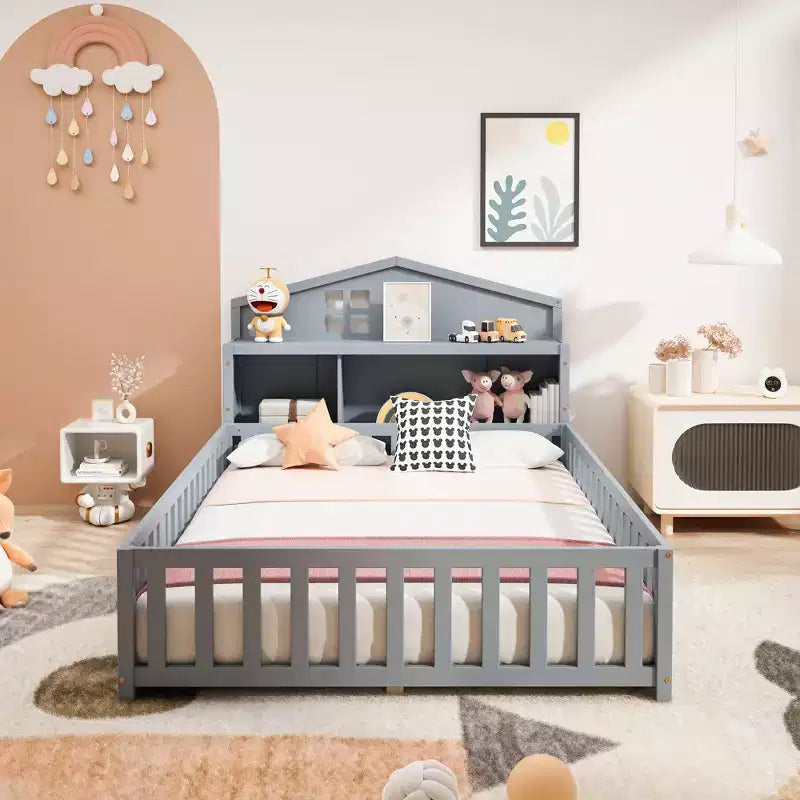 Lit Montessori complet au sol avec bibliothèque et tableau noir, plateforme de lit en bois massif avec barrières de sécurité et tête de lit de rangement pour enfants et adolescents